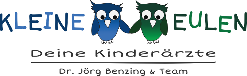 Zwei gezeichnete blaue und grüne Eulen Hand in Hand. Versehen mit dem Schriftzug KLEINE EULEN Deine Kinderärzte Dr. Jörg Benzing & Team - Es ist das Logo der Kinderarztpraxen KLEINE EULEN in Quickborn und Henstedt-Ulzburg.
